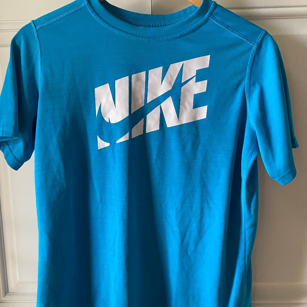 Nike Boys Youth XL Dry fit short sleeve